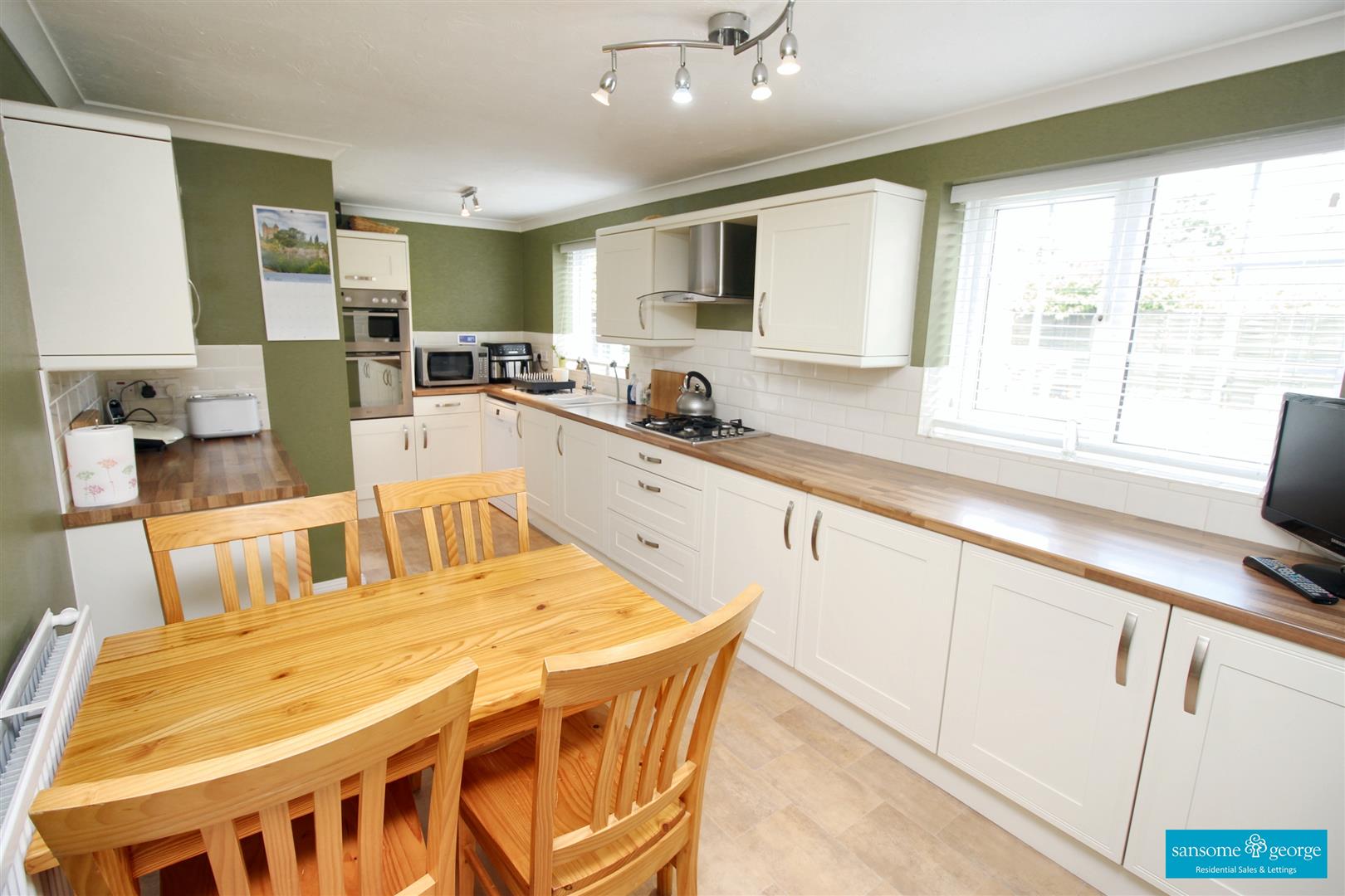 4 bed property in Vicarage Wood Way, Tilehurst
